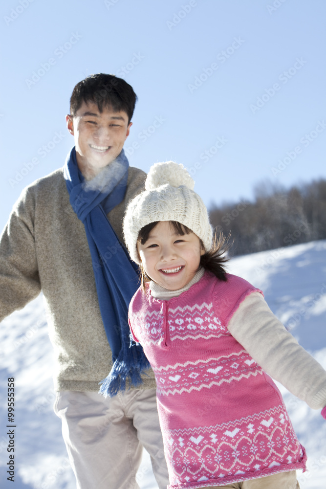 父亲在雪地里和女儿玩耍