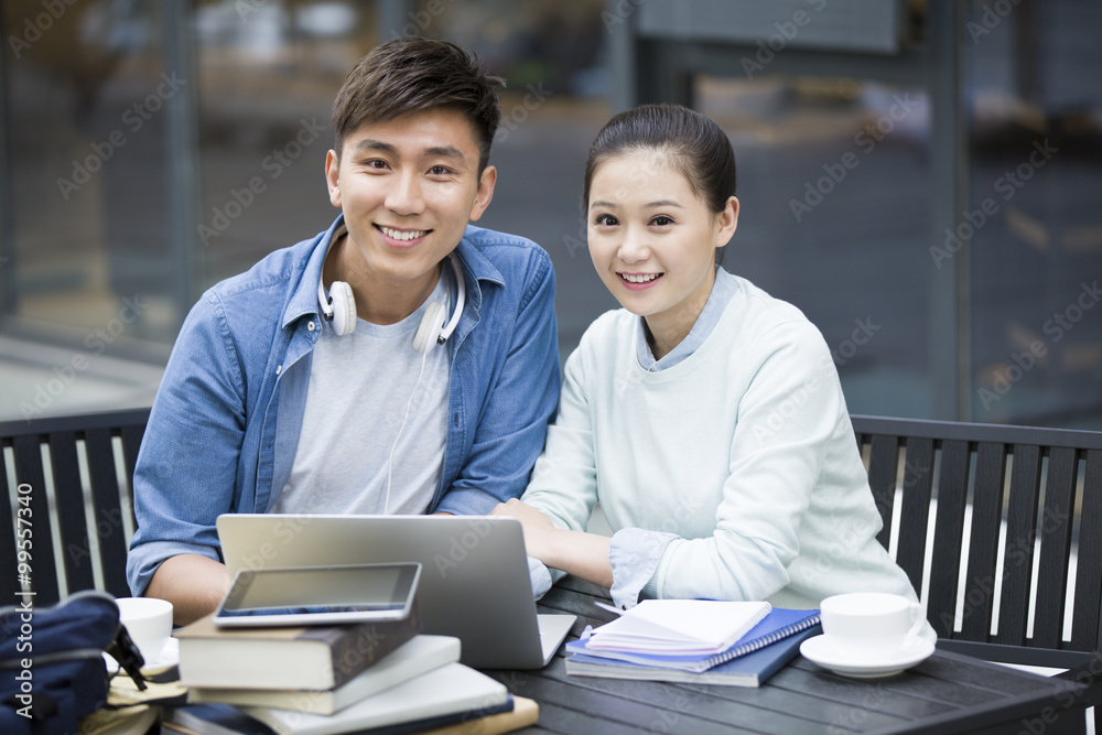 年轻情侣在学习