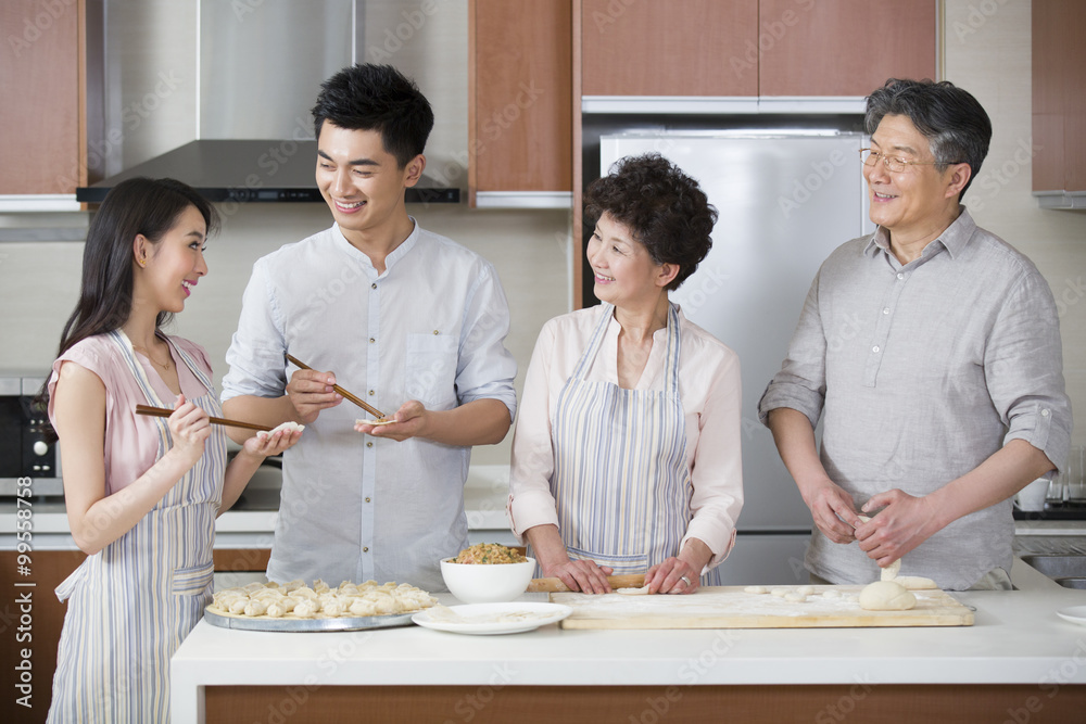 幸福的一家人包饺子