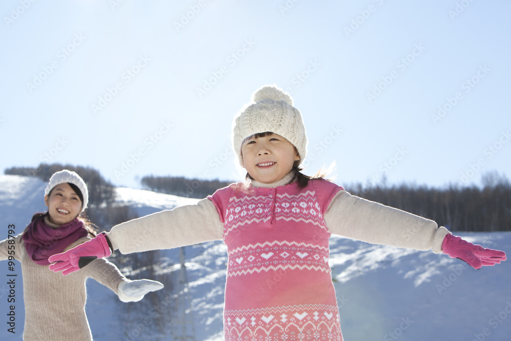 母女俩在雪地里玩得开心