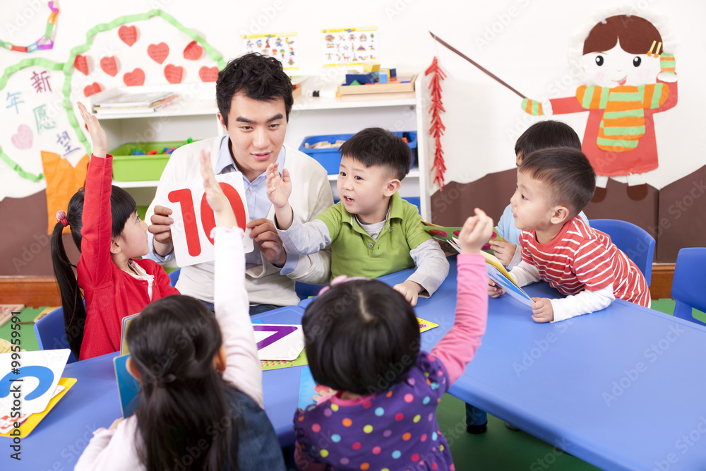 幼儿园孩子在数学课上回答问题