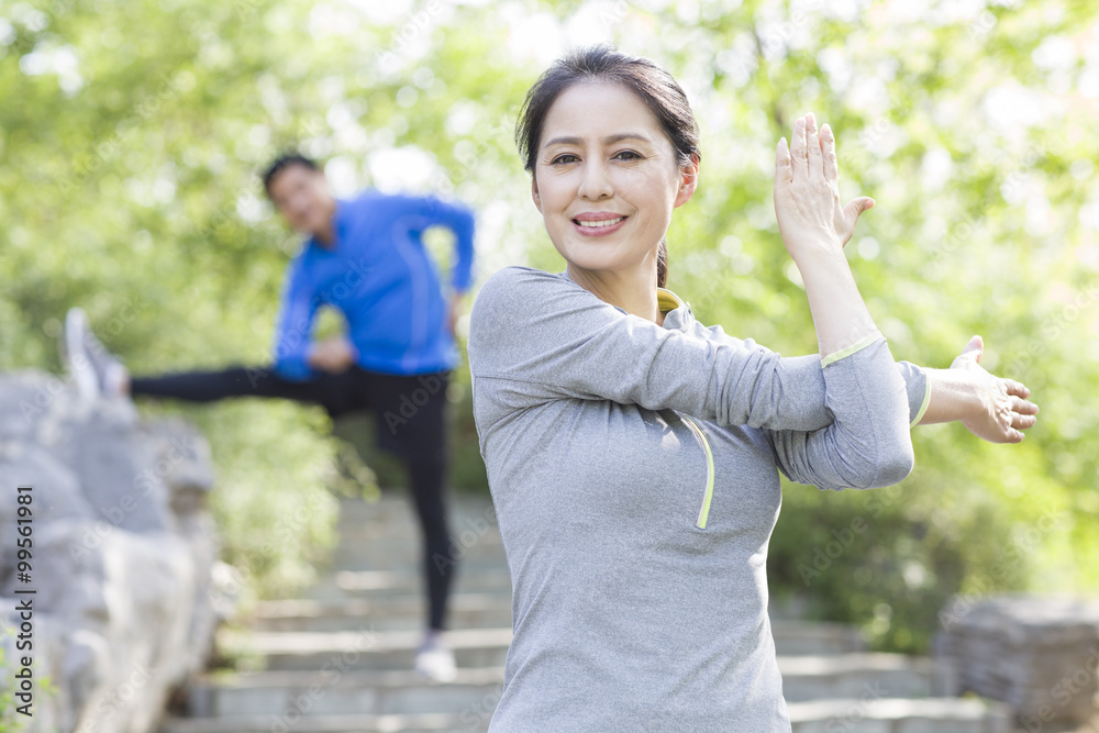 快乐的成熟女人在公园锻炼