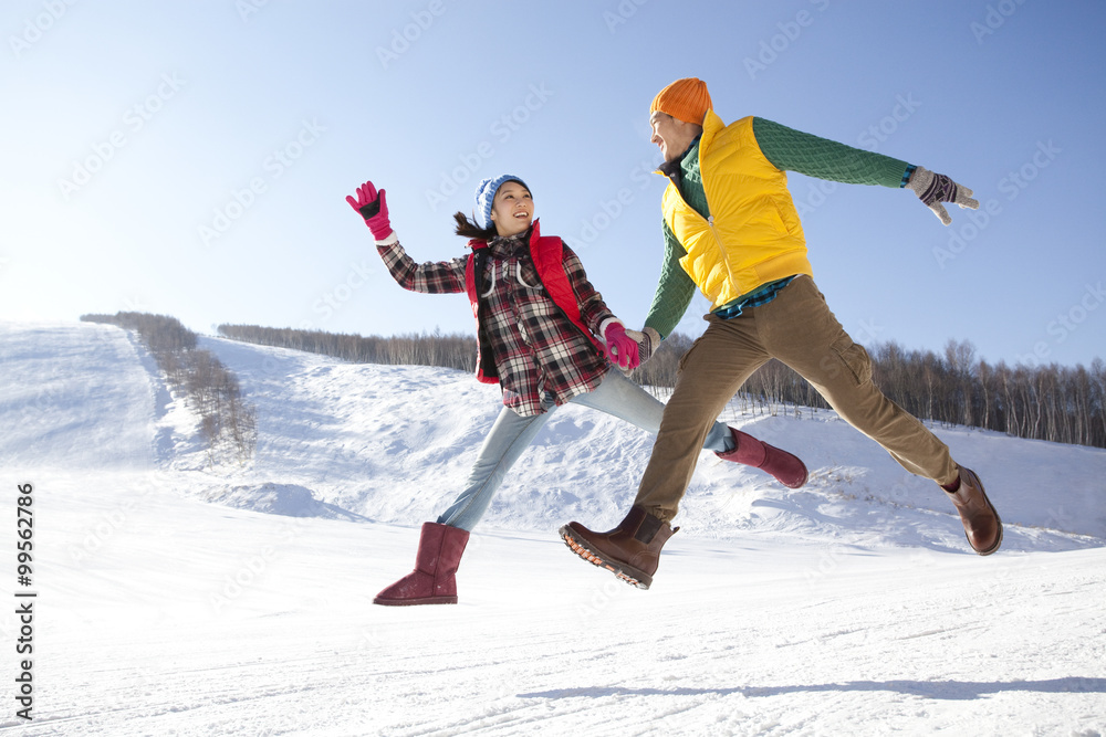 滑雪场快乐的年轻情侣