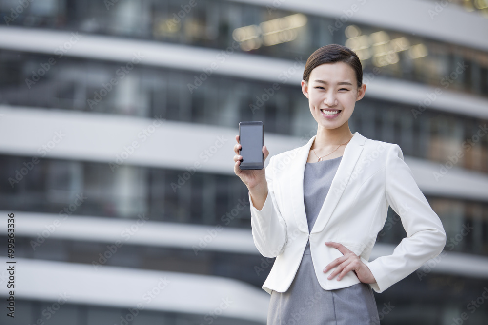 女商人展示智能手机