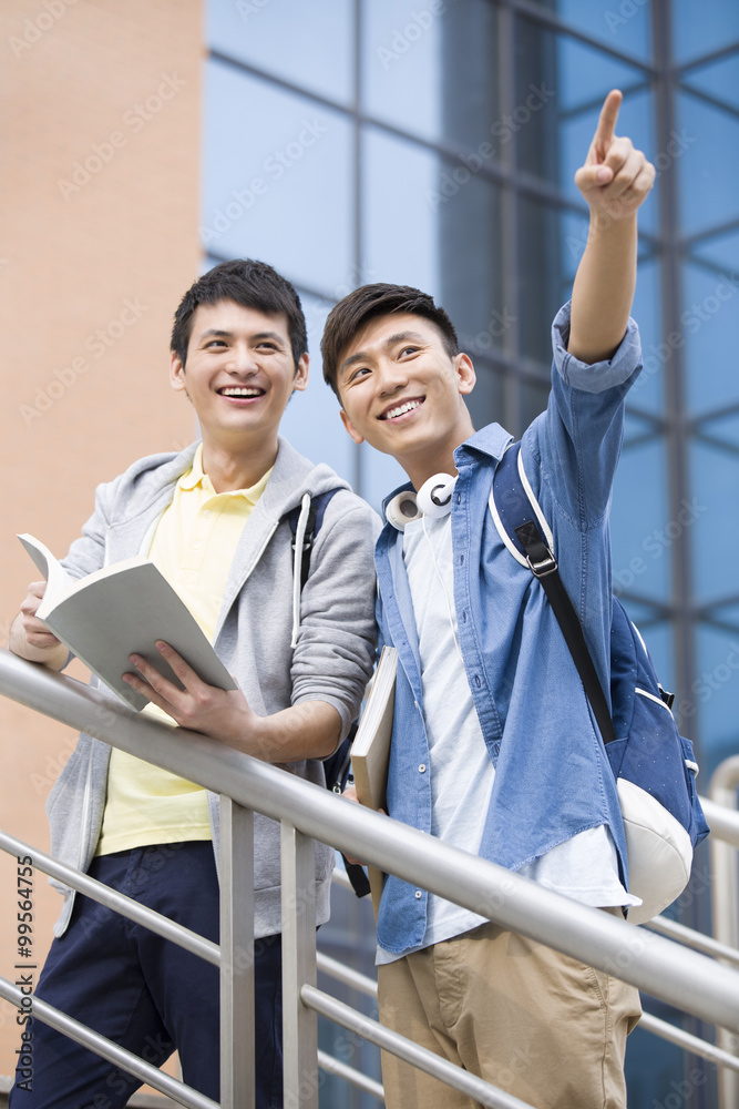 男大学生在图书馆外指点