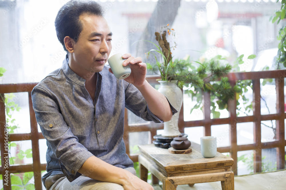 成熟男人在茶室喝茶