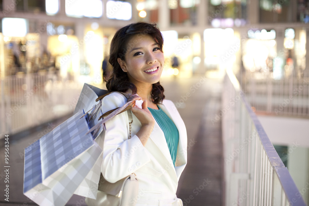 年轻女人去购物