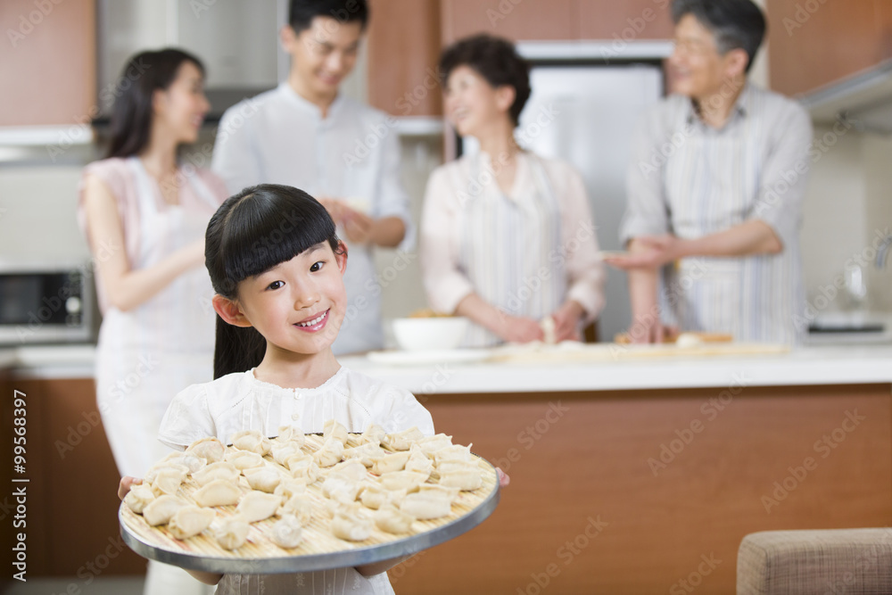 幸福的一家人包饺子