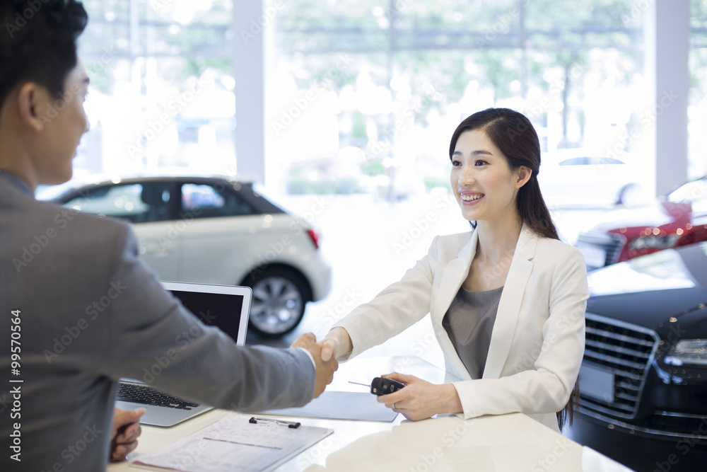 年轻女商人在展厅购车