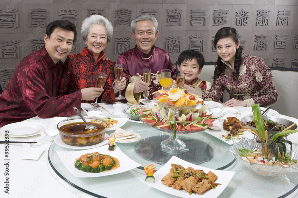 中国家庭在中餐馆庆祝