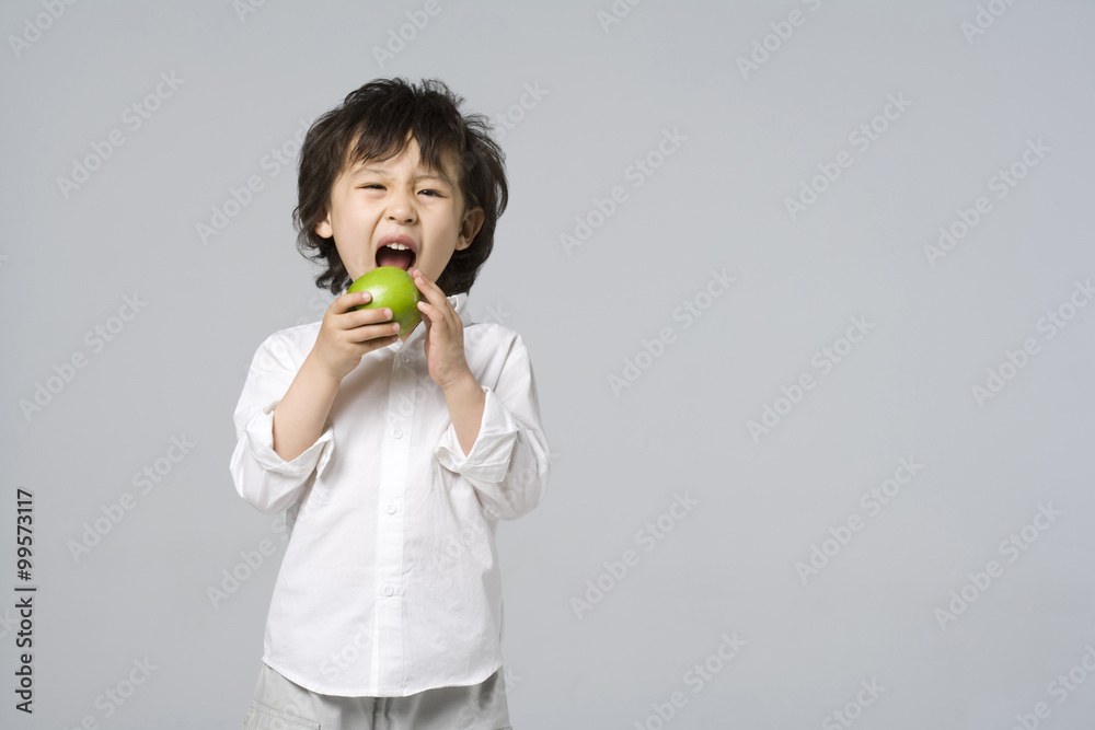 小男孩咬苹果