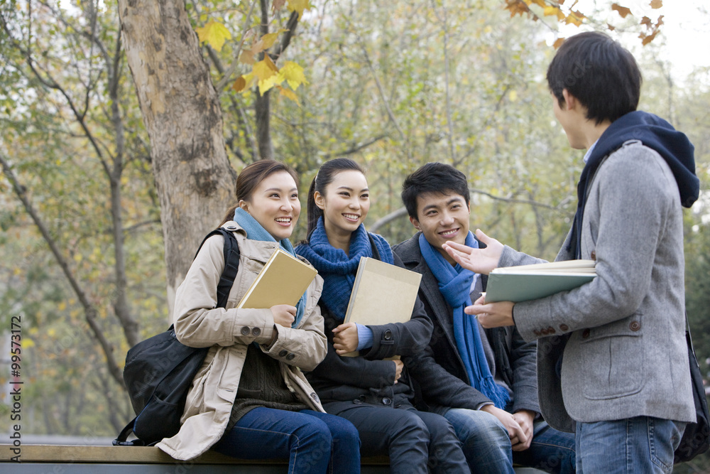 一群大学生互相交谈