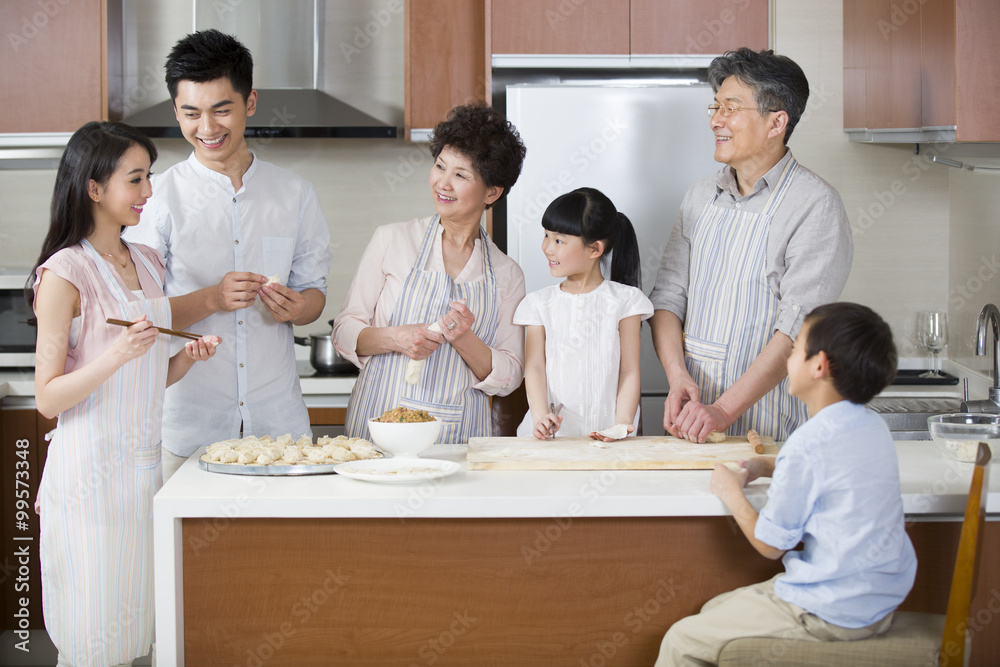 幸福的一家人包饺子