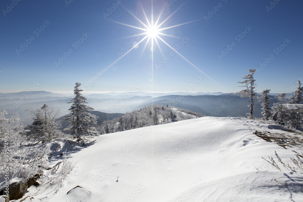 阳光照耀雪地，中国