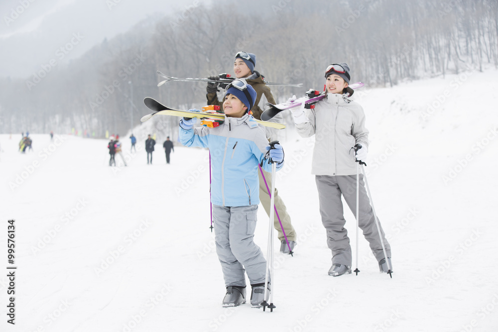 滑雪场的年轻家庭滑雪