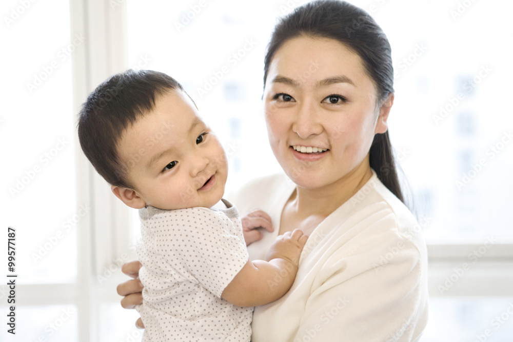 带婴儿的女人