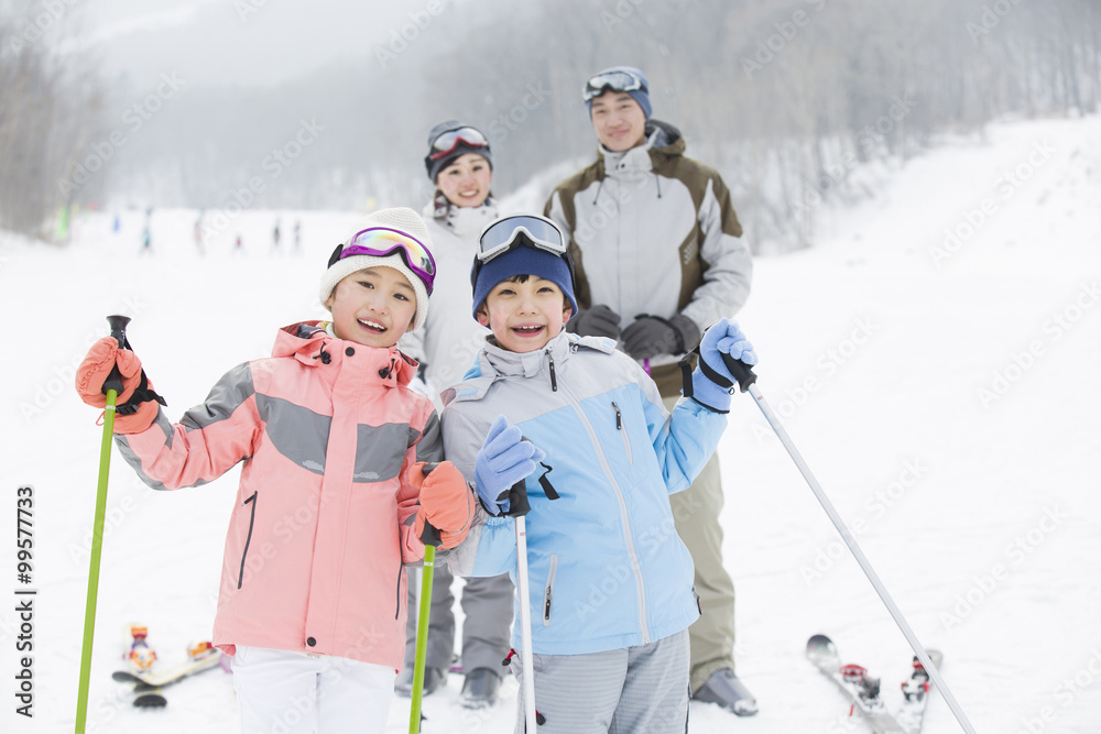 年轻家庭在滑雪场滑雪