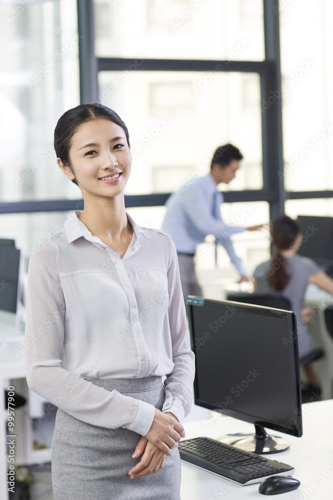 办公室里年轻女商人的画像