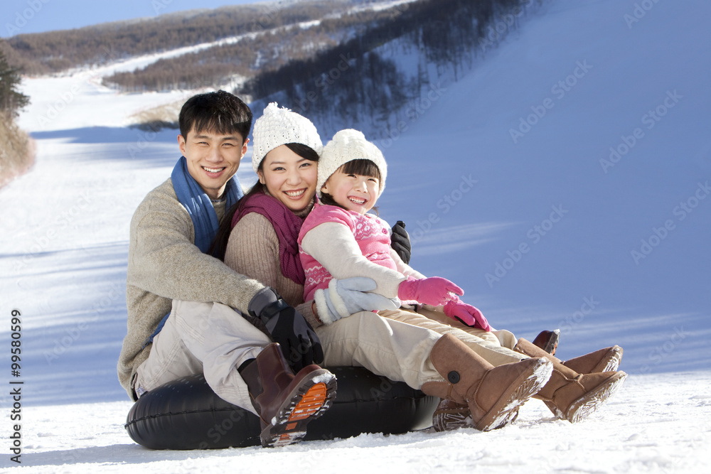 一家人在雪地里玩得很开心