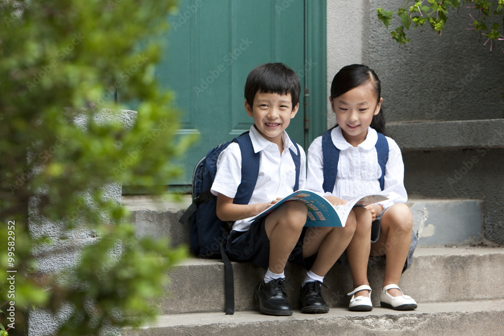 两名在校儿童在外学习