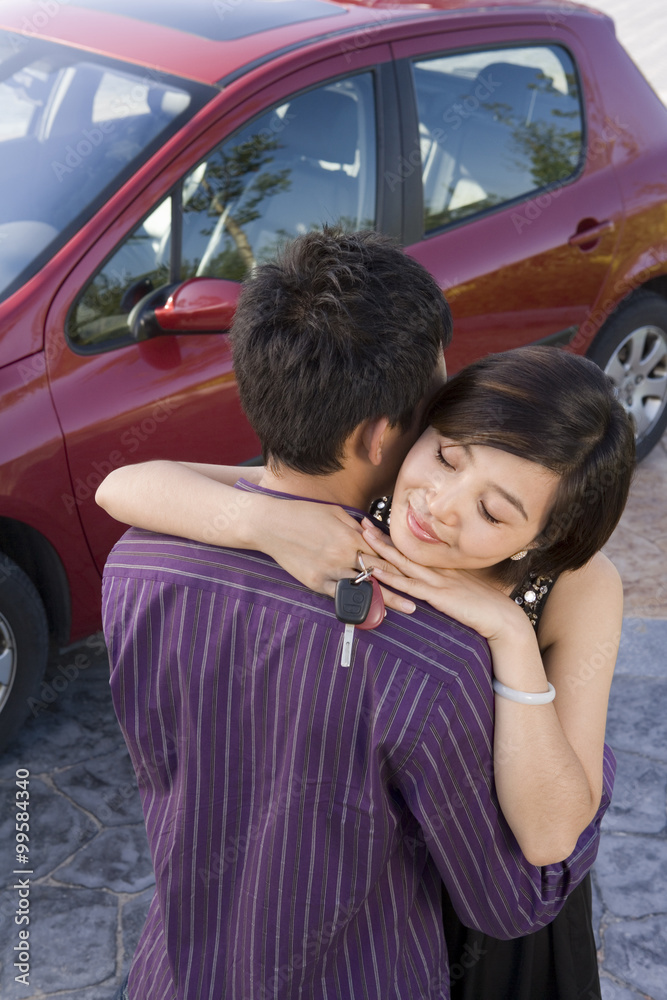 年轻夫妇买了一辆新车