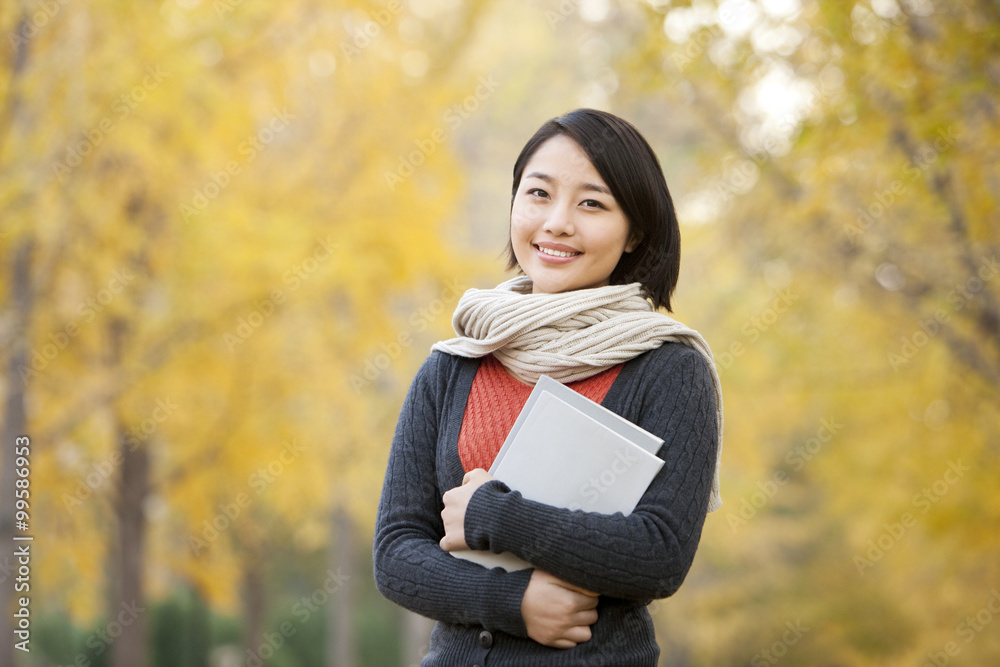 秋季大学里的年轻女性画像