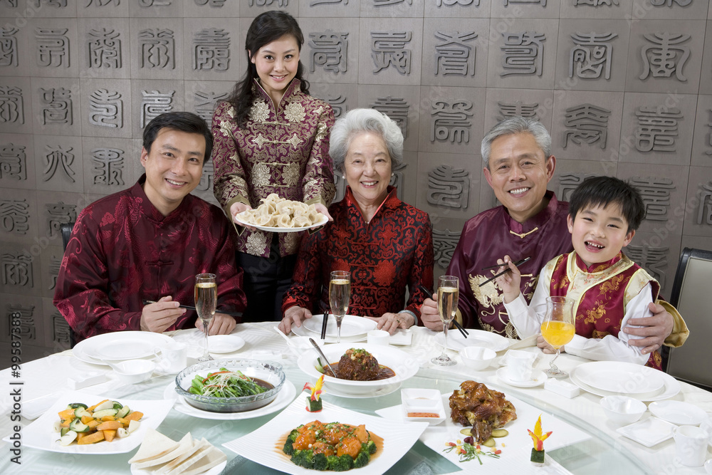 中国家庭在中餐馆庆祝