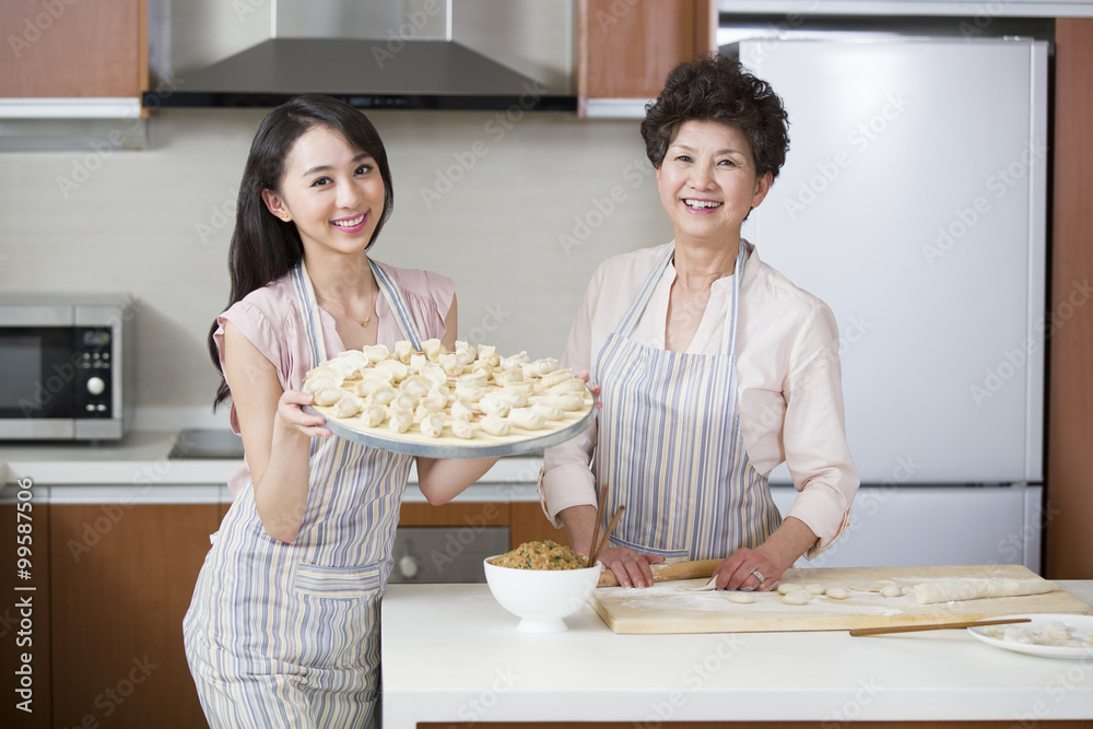 快乐的母女包饺子