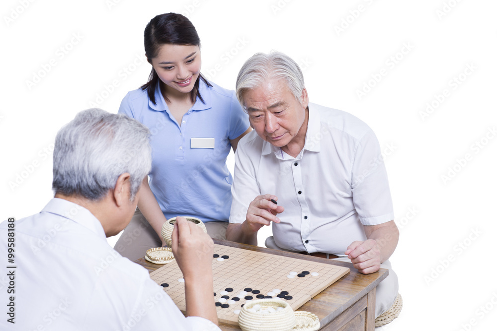 老年人在养老院玩围棋