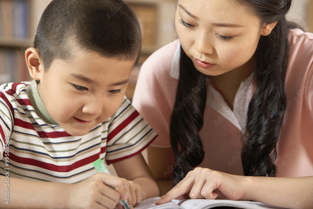 老师和年幼的孩子在读书