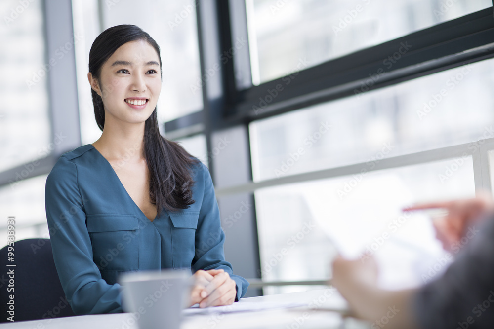 年轻女性求职面试