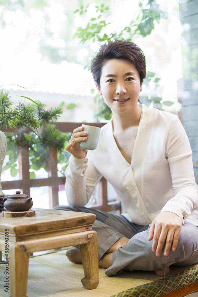 中年妇女在茶室喝茶