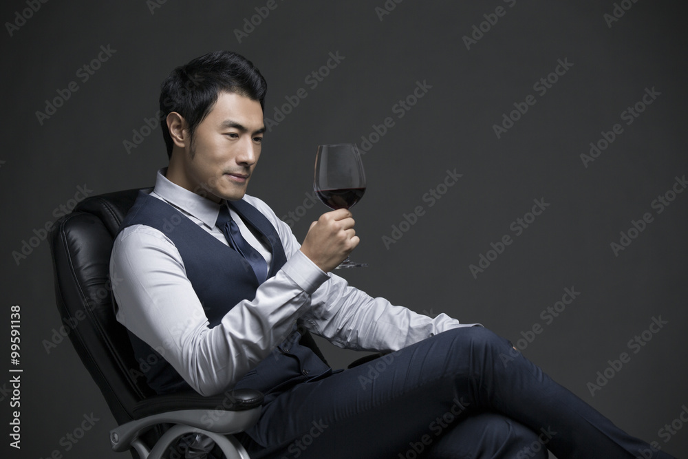 自信的商人享受红酒