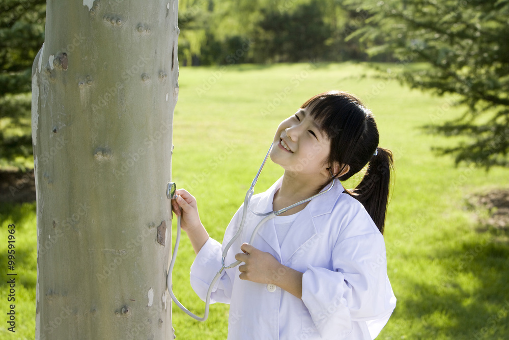 年轻女孩做树木检查