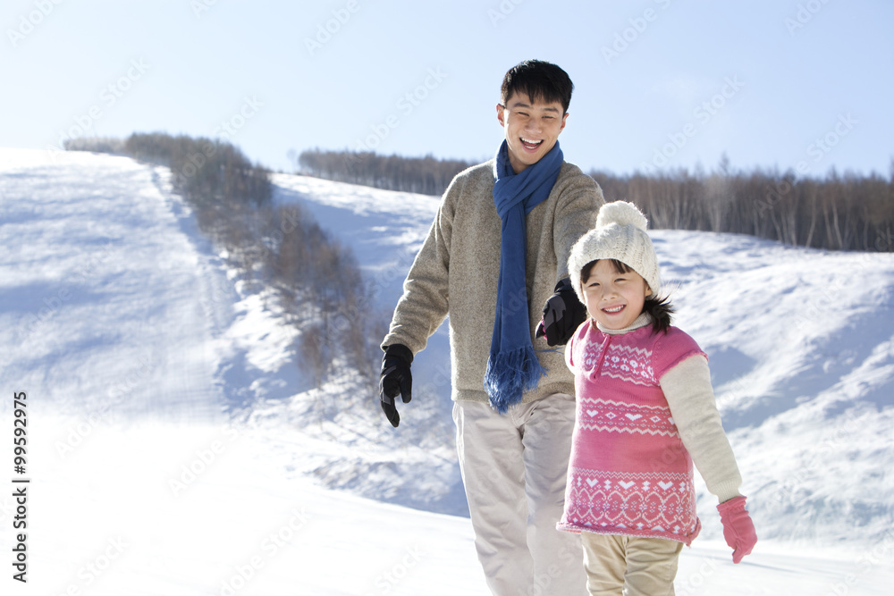 父亲在雪地里和女儿玩耍