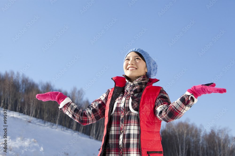 滑雪场的年轻女人