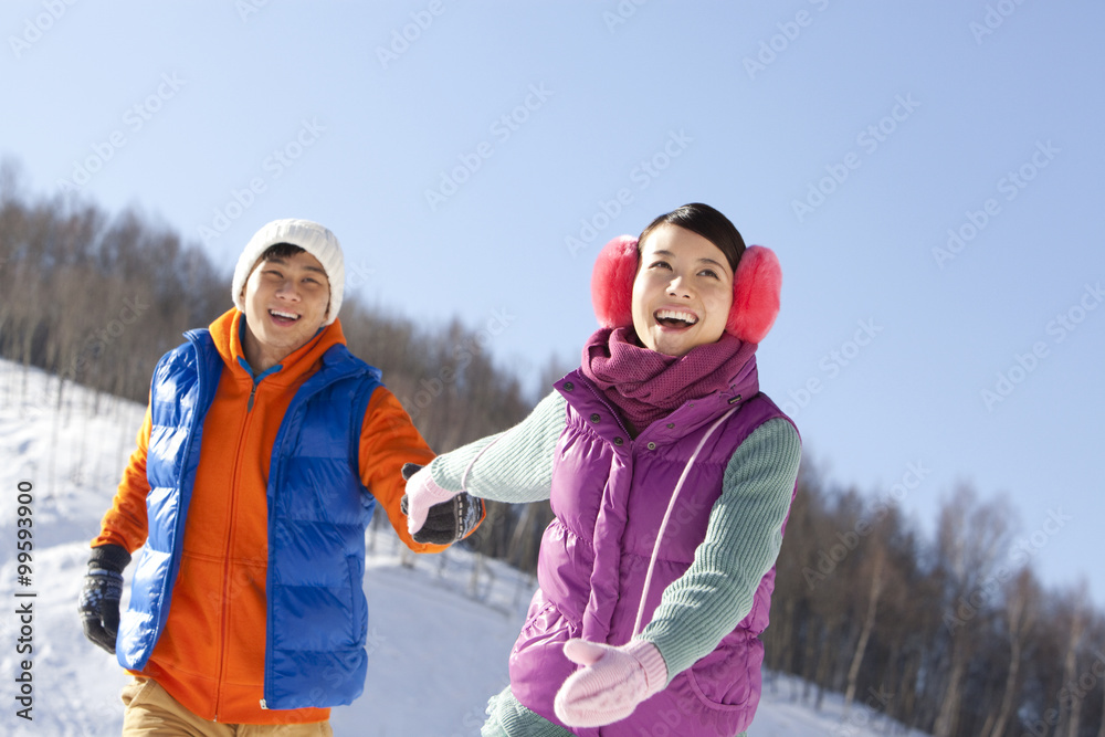 滑雪场快乐的年轻情侣