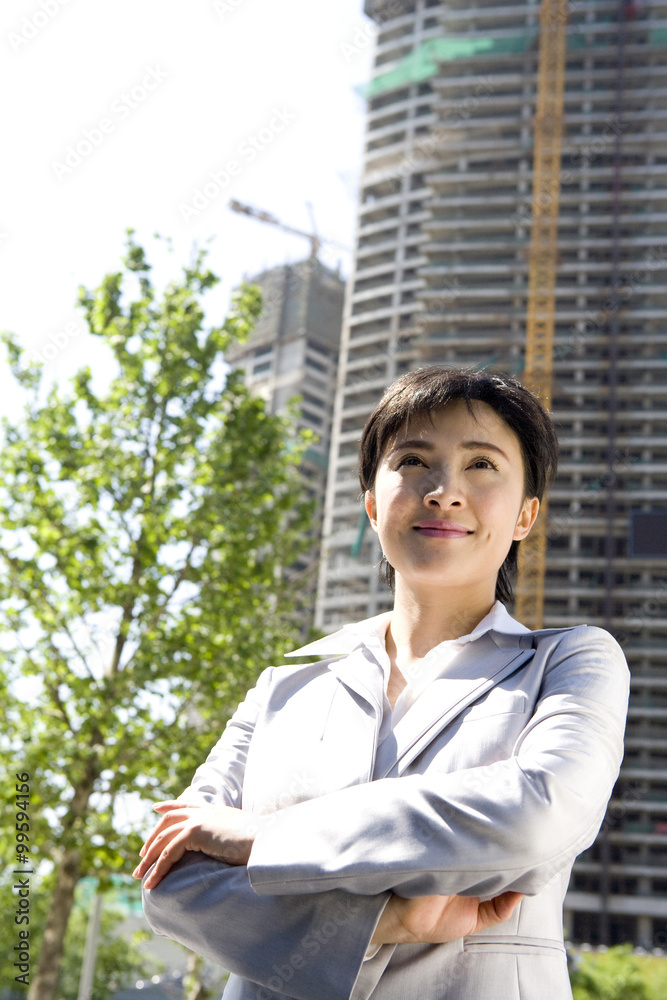 在建建筑前的女商人