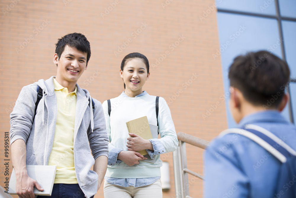 图书馆外的年轻大学生