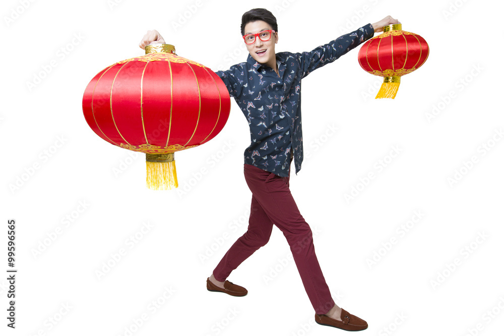 年轻人用中国灯笼庆祝中国新年