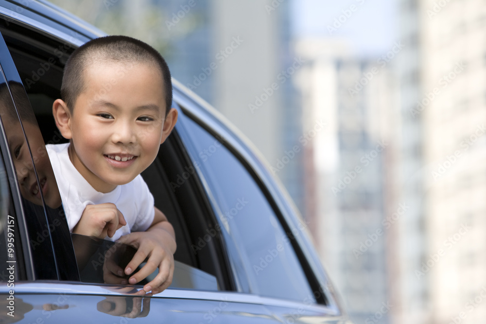 年轻男孩探出车窗