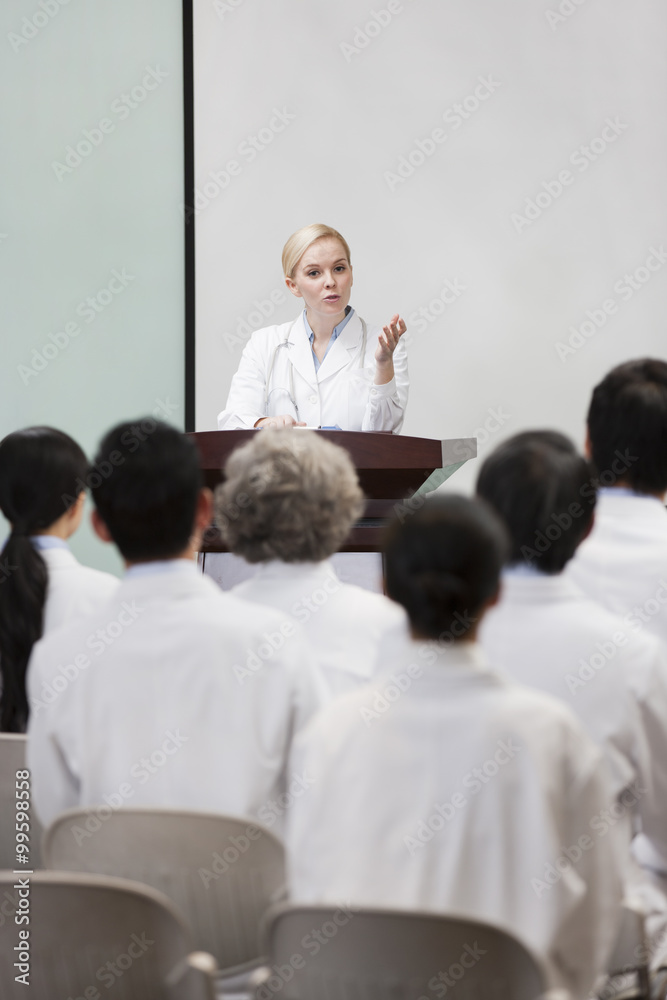 女医生在董事会发表演讲