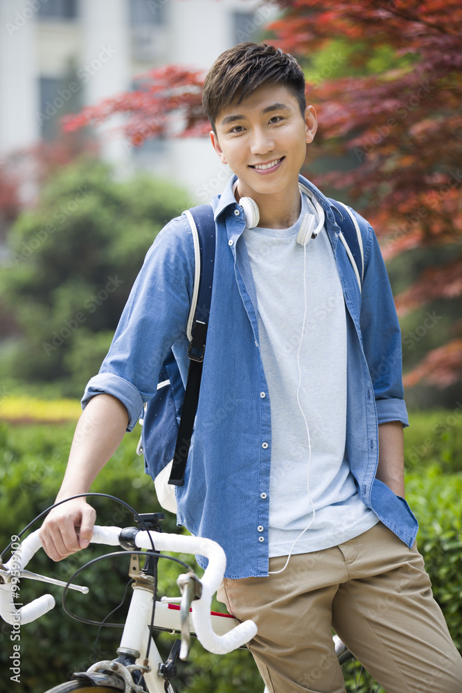 骑自行车的男大学生