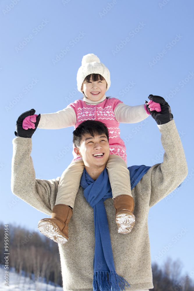 父亲在雪地里和女儿玩耍