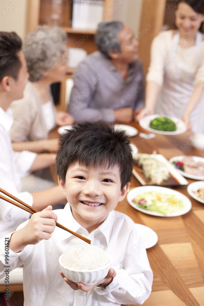 快乐的一家人享受用餐时间