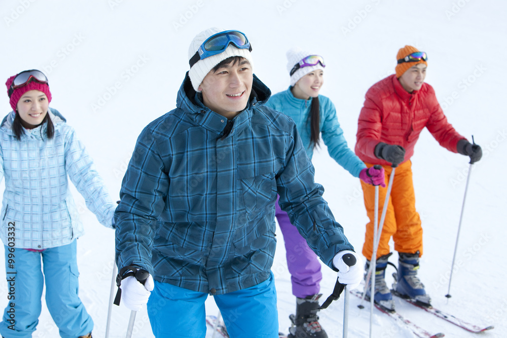 滑雪场的年轻人