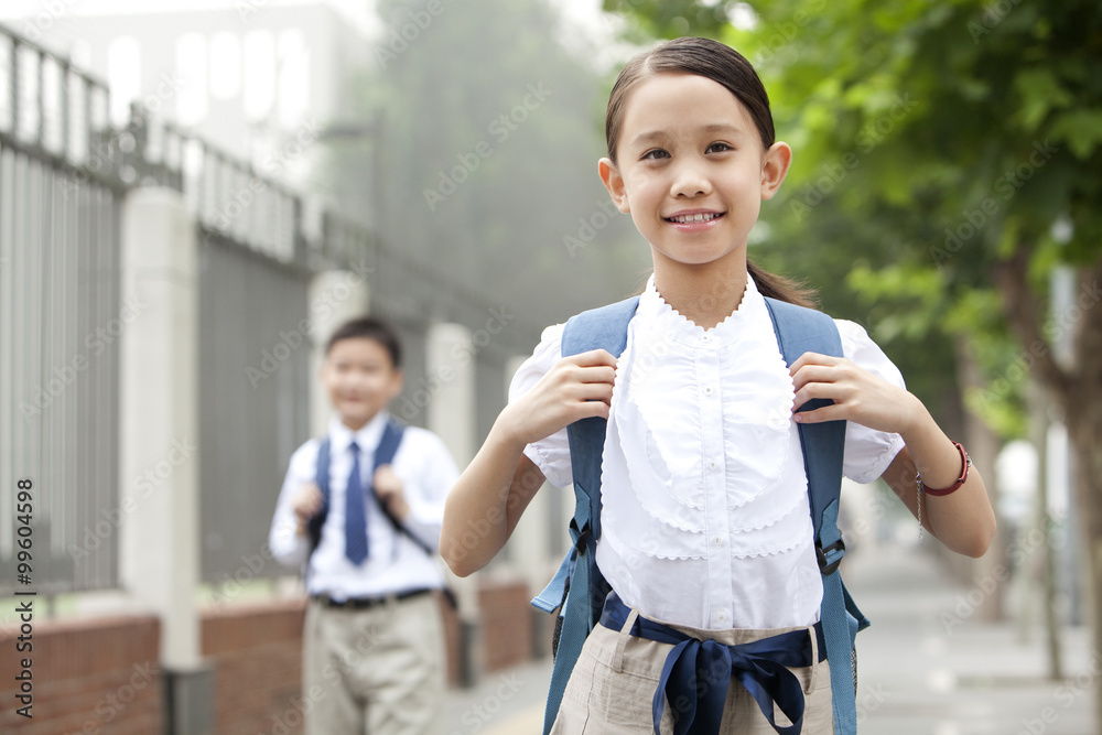 上学路上穿制服的学生