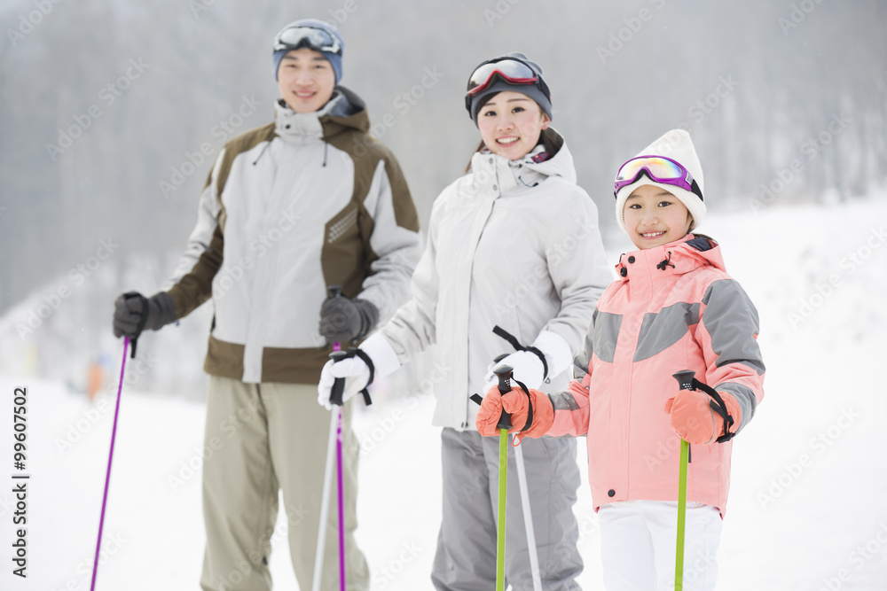 年轻家庭在滑雪场滑雪