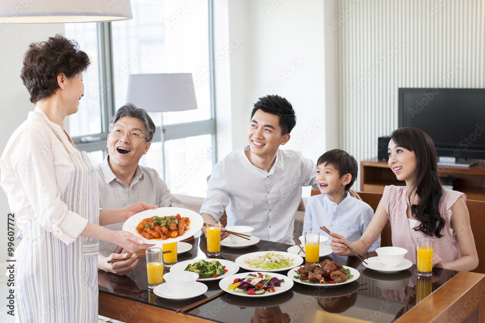 幸福的一家人吃午饭