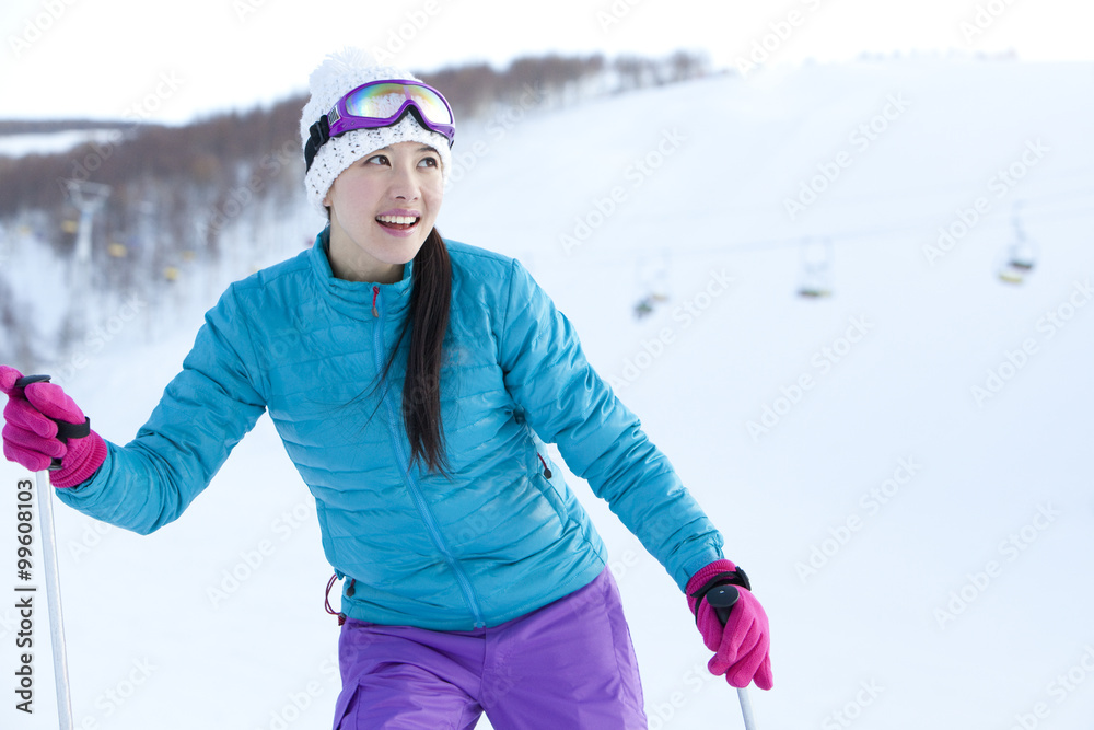 滑雪场的年轻女子